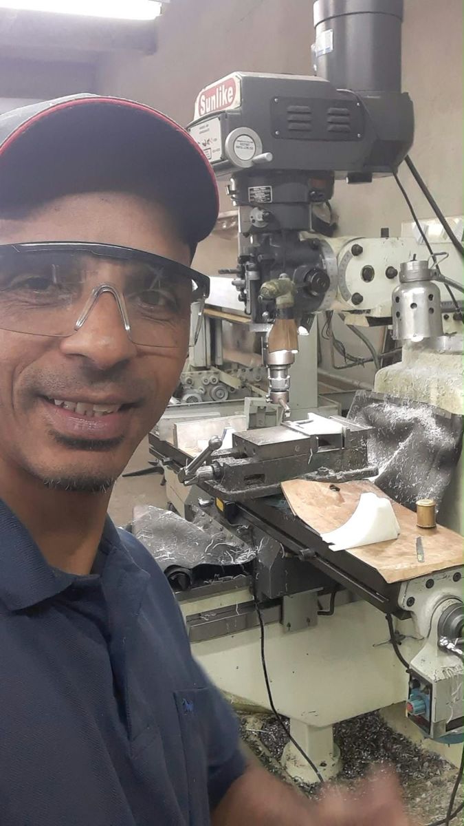 Profissional da Usigranviana operando fresadora